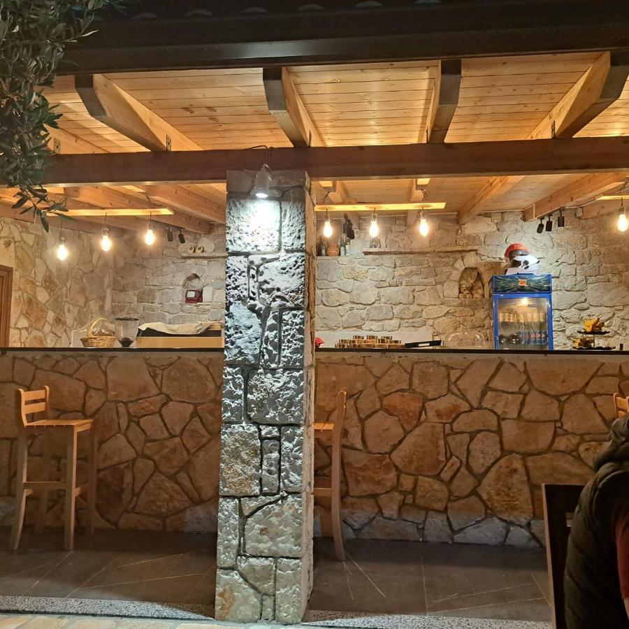 Hotel Mesun Himare Exterior photo